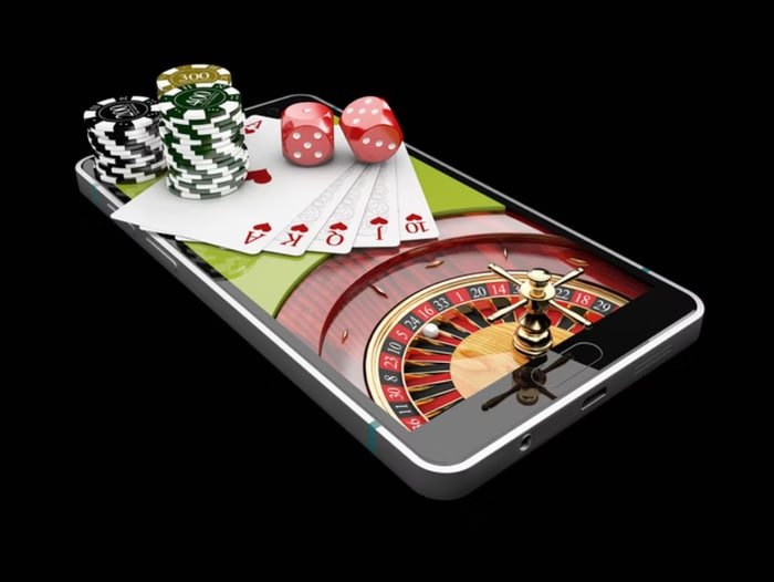 678mm Live Casino Dealer မြန်မာ ကစားသမားများနှင့် Baccarat ကစားနေသော ပုံ