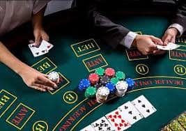 678mm အွန်လိုင်း ကတ်ဂိမ်းများ — Live Baccarat Dealer စားပွဲပေါ်တွင် ကတ်ဖြန့်ချိနေသော ပုံ