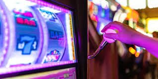 678mm ဘင်ဂို ကစားနည်း အဆင့်ဆင့် — Bingo Card ဝယ်ယူပြီး ကိန်းဂဏန်း စစ်ဆေးနေသောပုံ